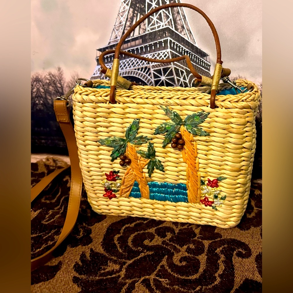 EUC raffia embossed purse w/ tropical picture scene clean throughout zipper clos